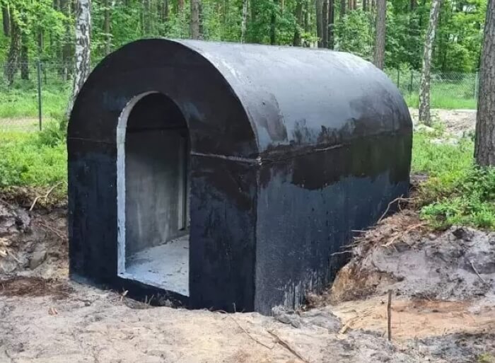Betonový zahradní sklípek zapuštěný do země na pozemku klienta v Chrudim