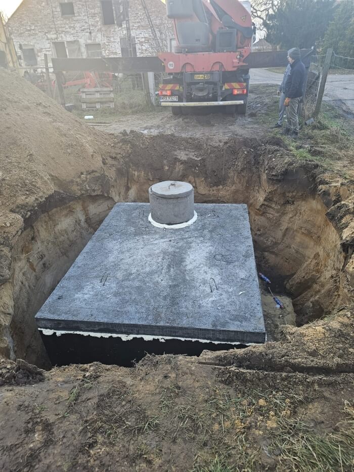 Montáž těsné betonové jímky pomocí jeřábu HDS. Realizace pro klienta z Chrudim