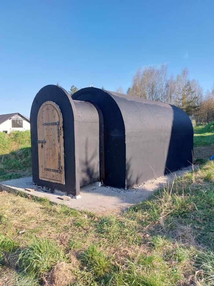 Hotový zahradní sklípek s předsíní, nainstalovaný na pozemku klienta v Chrudim